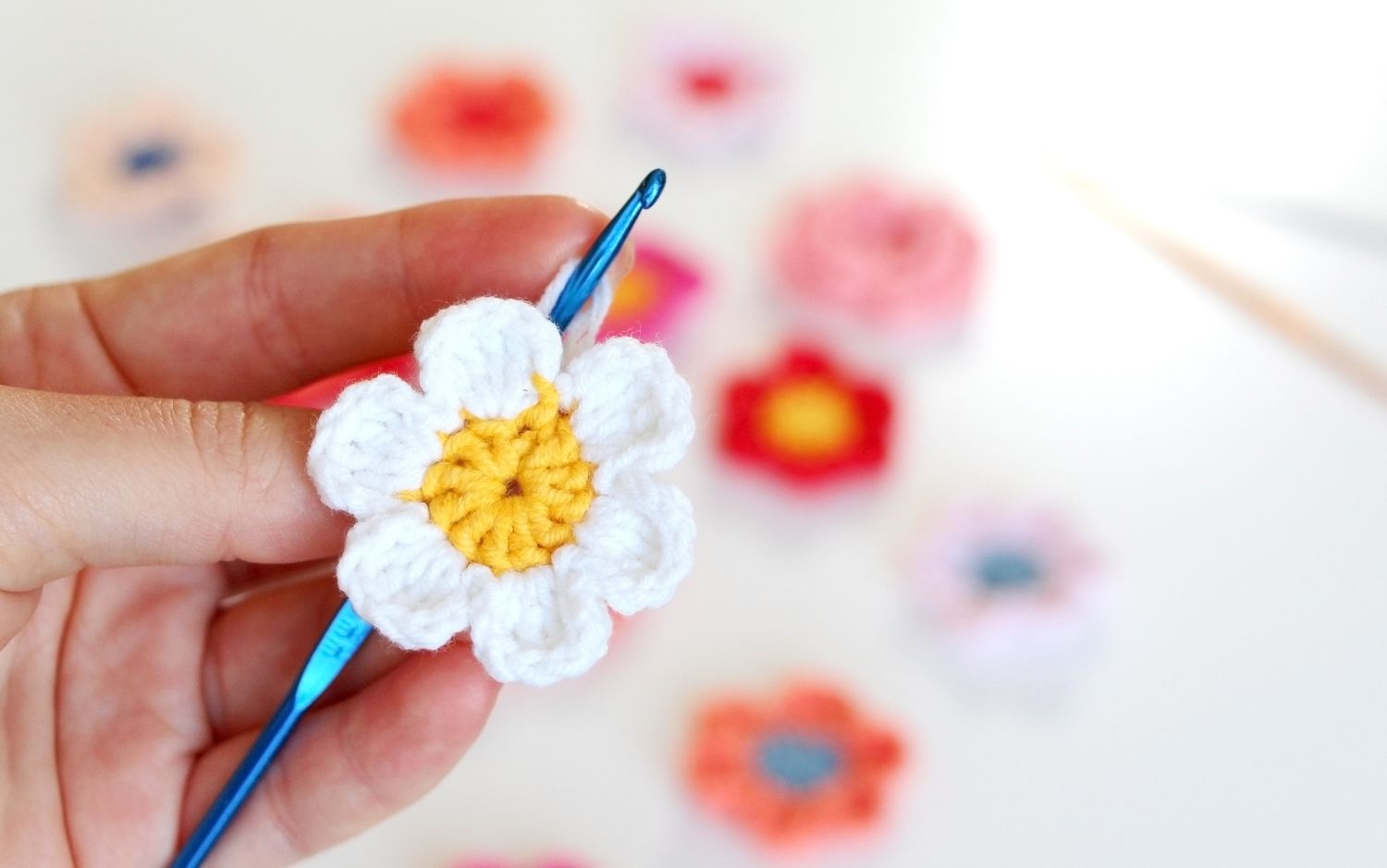 用棉纱编织的花。