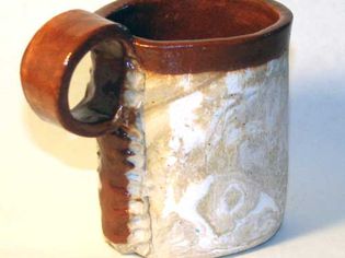 一个板制陶瓷杯