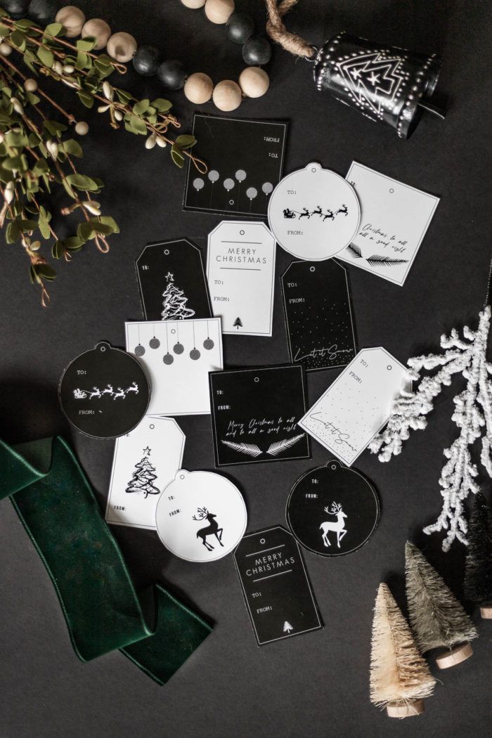 黑色和白色的礼物标签放在桌上