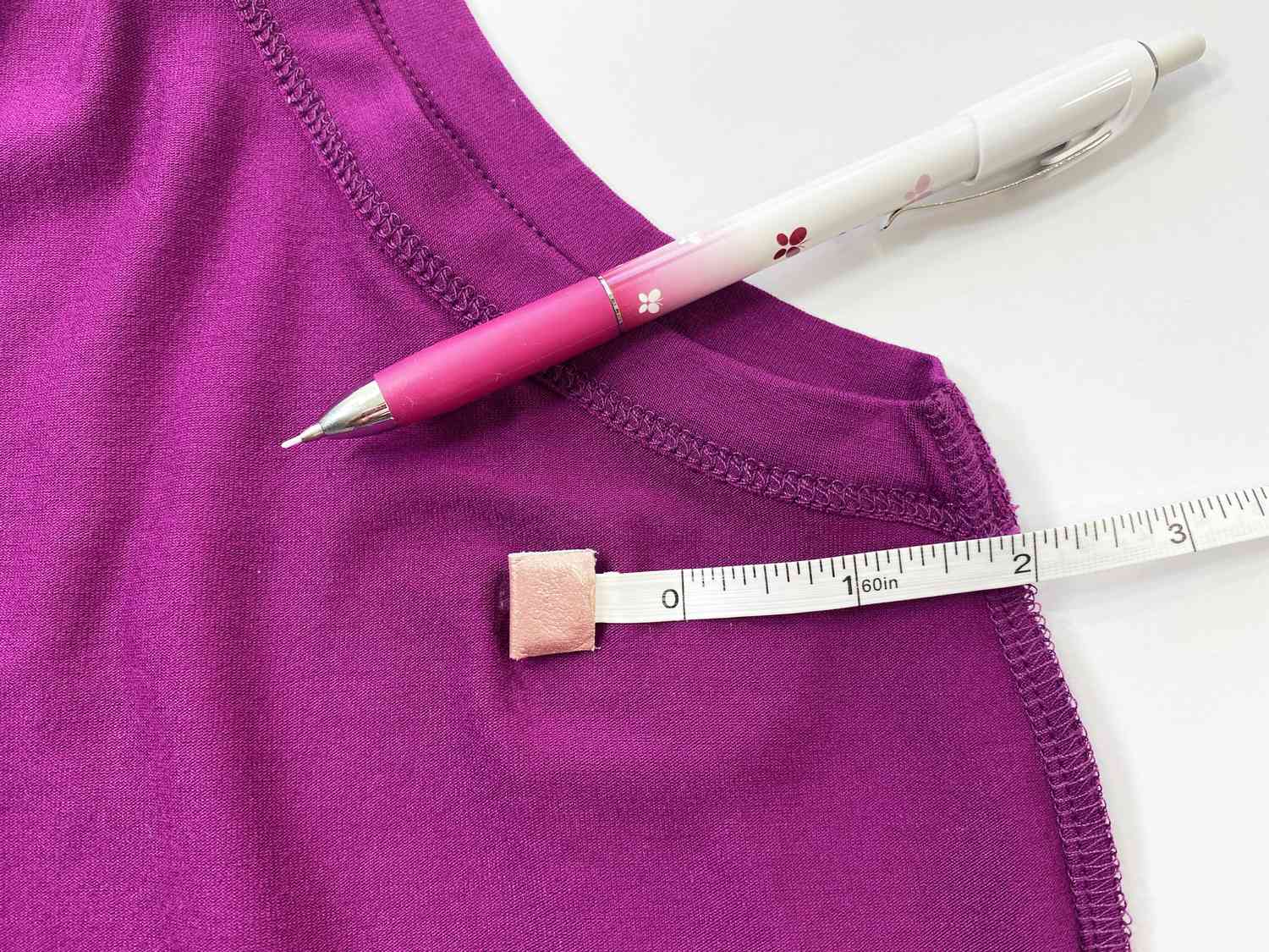 一个紫色的裙子,划线工具,卷尺