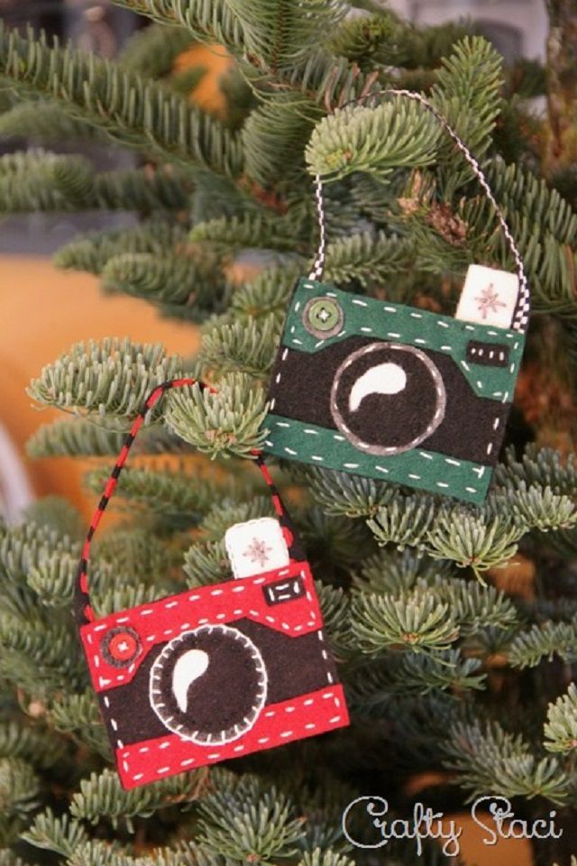 Camera-shaped觉得装饰品挂在圣诞树上。