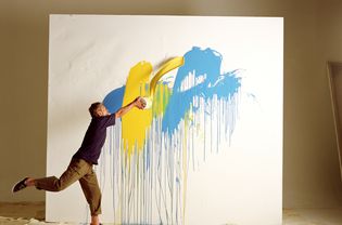 画家在画布上泼洒颜料