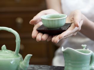 年轻女子为中国茶