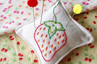 草莓容易绣针垫
