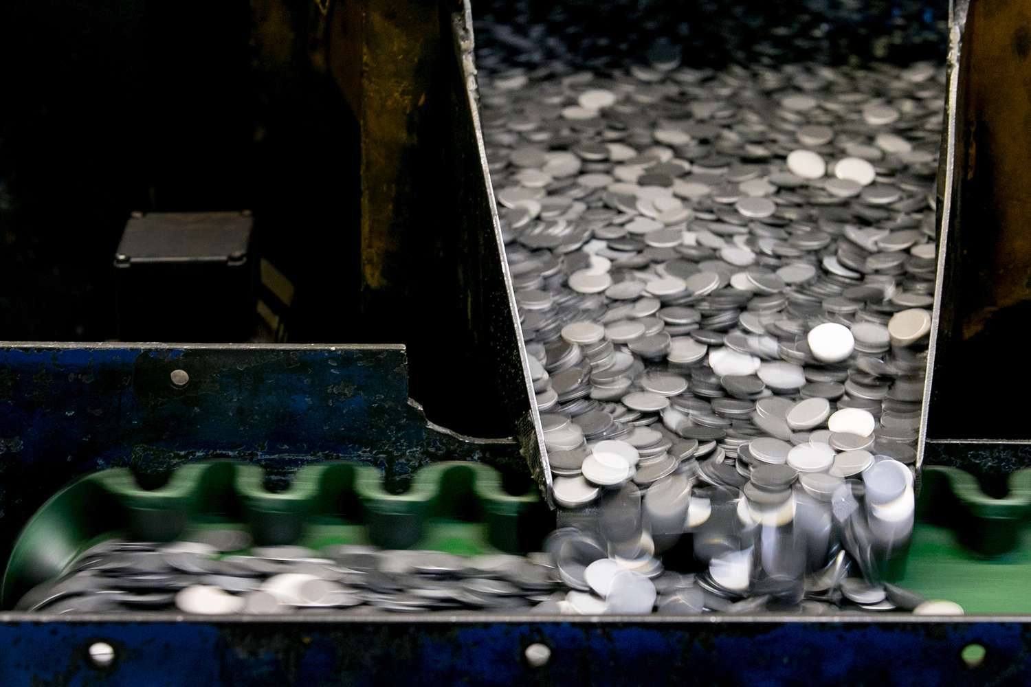 在皇家铸币厂生产的空白硬币在被送往硬币印刷机盖章之前要进行分类。