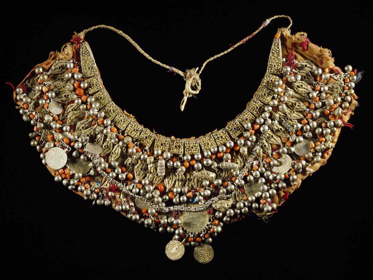 19世纪，也门，镶有金银镶边的织物胸甲，珊瑚珠和不同国家的硬币