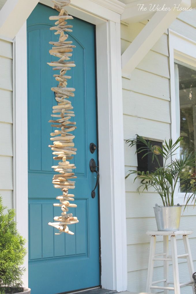 浮木设计悬挂在前门入口处的蓝色门前。