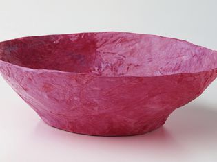 一个粉红色的纸型碗