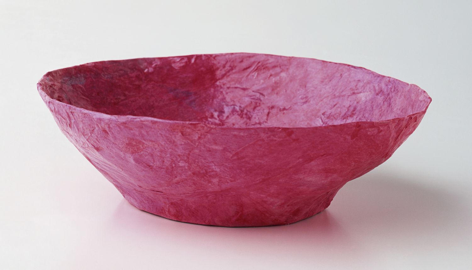 一个粉红色的纸型碗