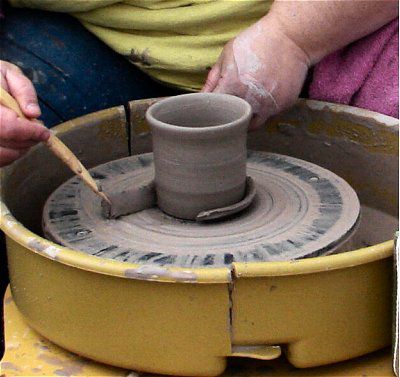 削减陶器轮子上的锅