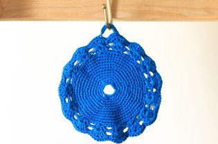 漂亮的复古手工钩针编织的蓝色烛台挂在钩子上