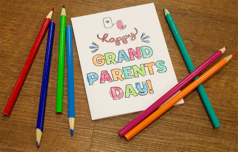 桌上有彩色的祖父母节卡片和彩色铅笔