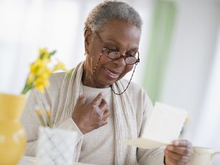 读信的老妇人