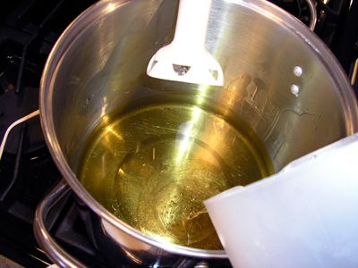 向锅中的油中加入碱液