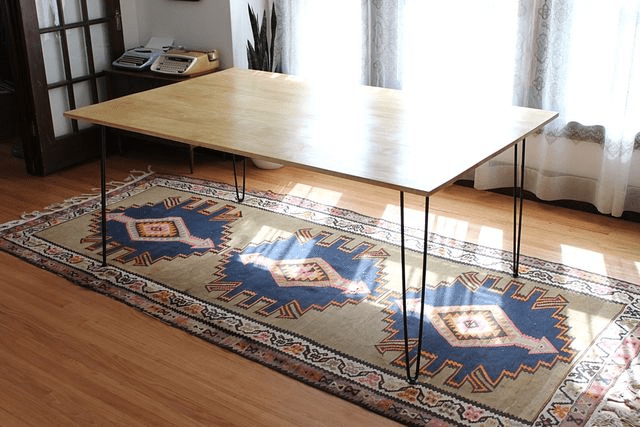 地毯上的木桌