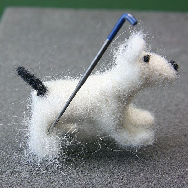 额外的羊毛缩绒的形状来完成娃娃屋微型规模感到狗。