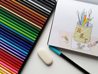 高角度视图画在纸上的多彩色铅笔在桌子上