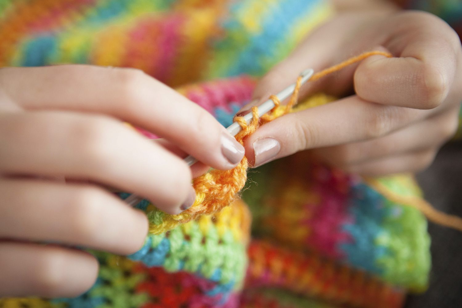 女人们编织彩虹毯