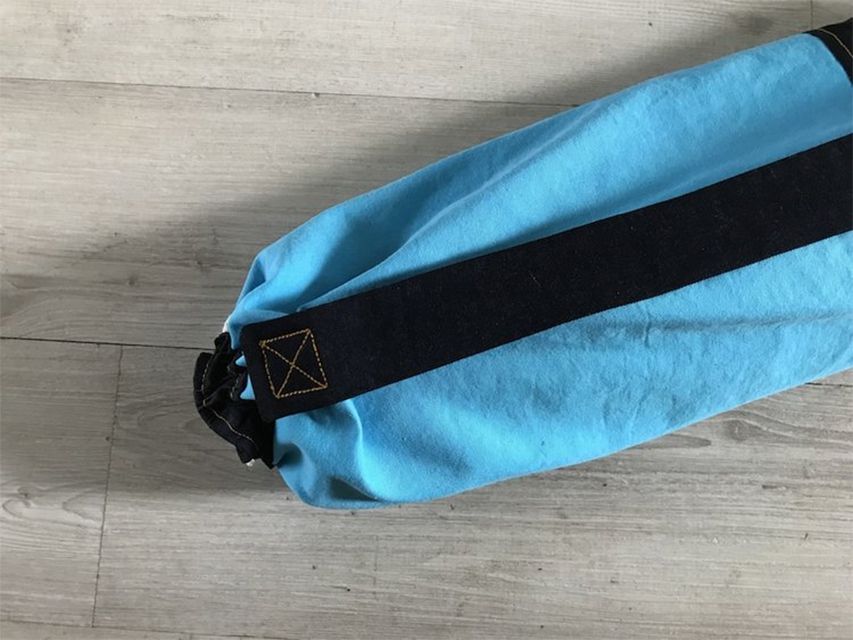 一个蓝黑相间的瑜伽垫包