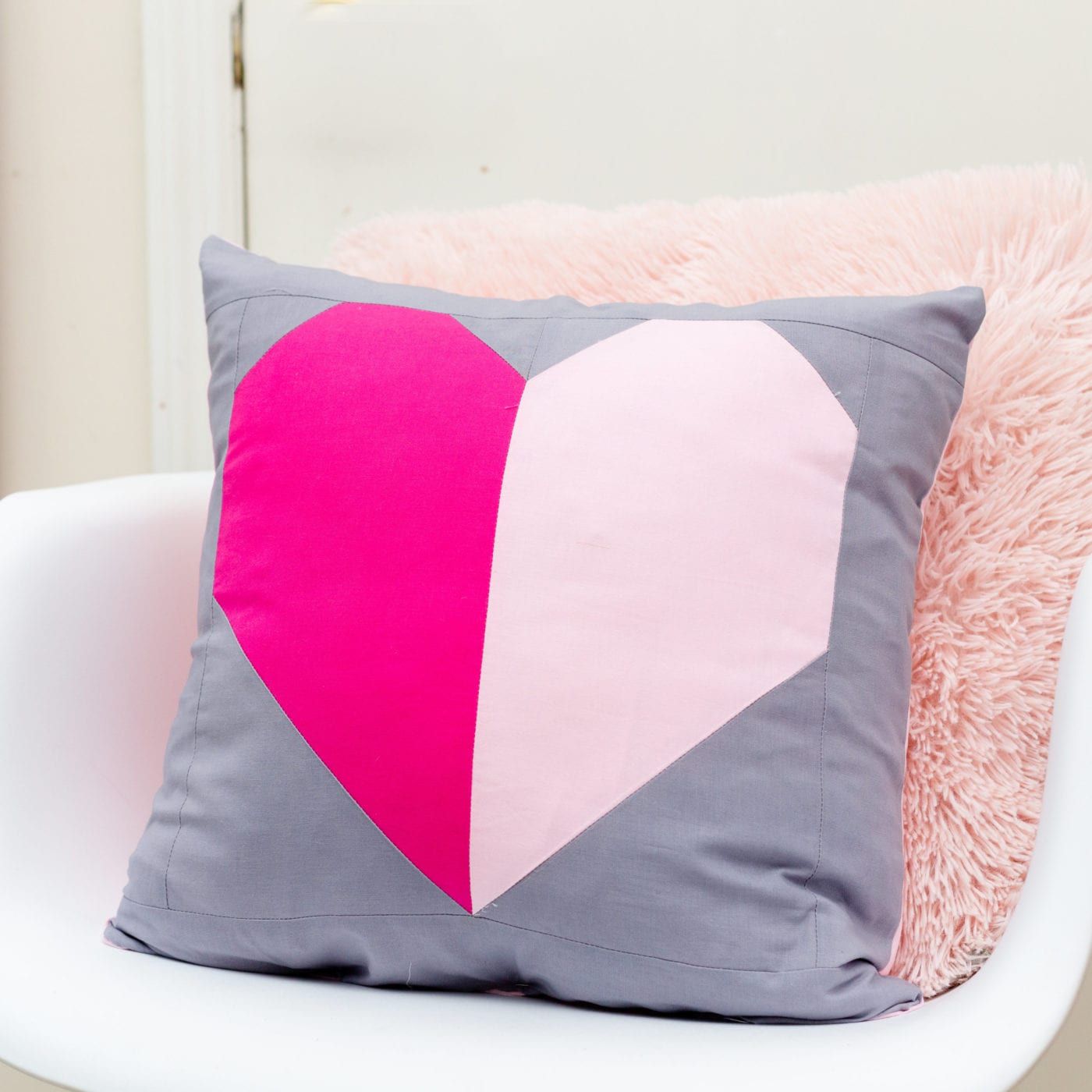 一个枕头和一个粉红色的心