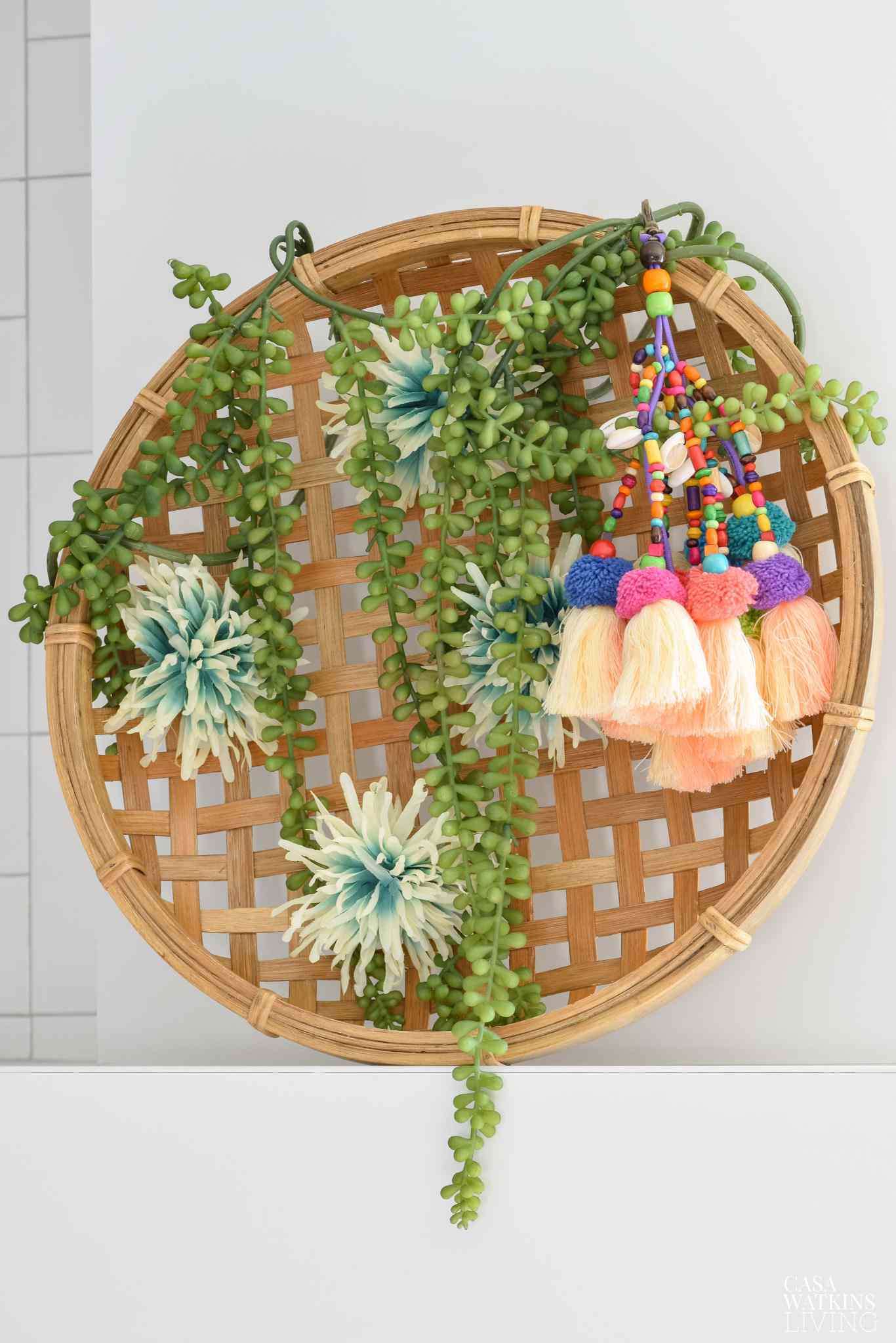 植物和流苏的一篮子编织的花环