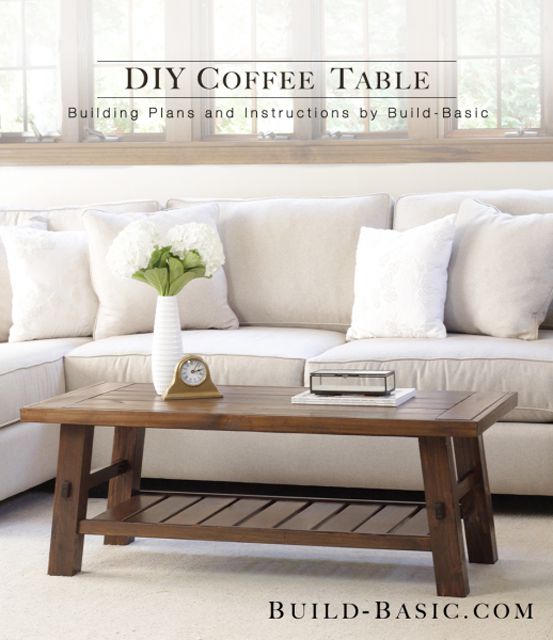 一个木制的咖啡桌在客厅。