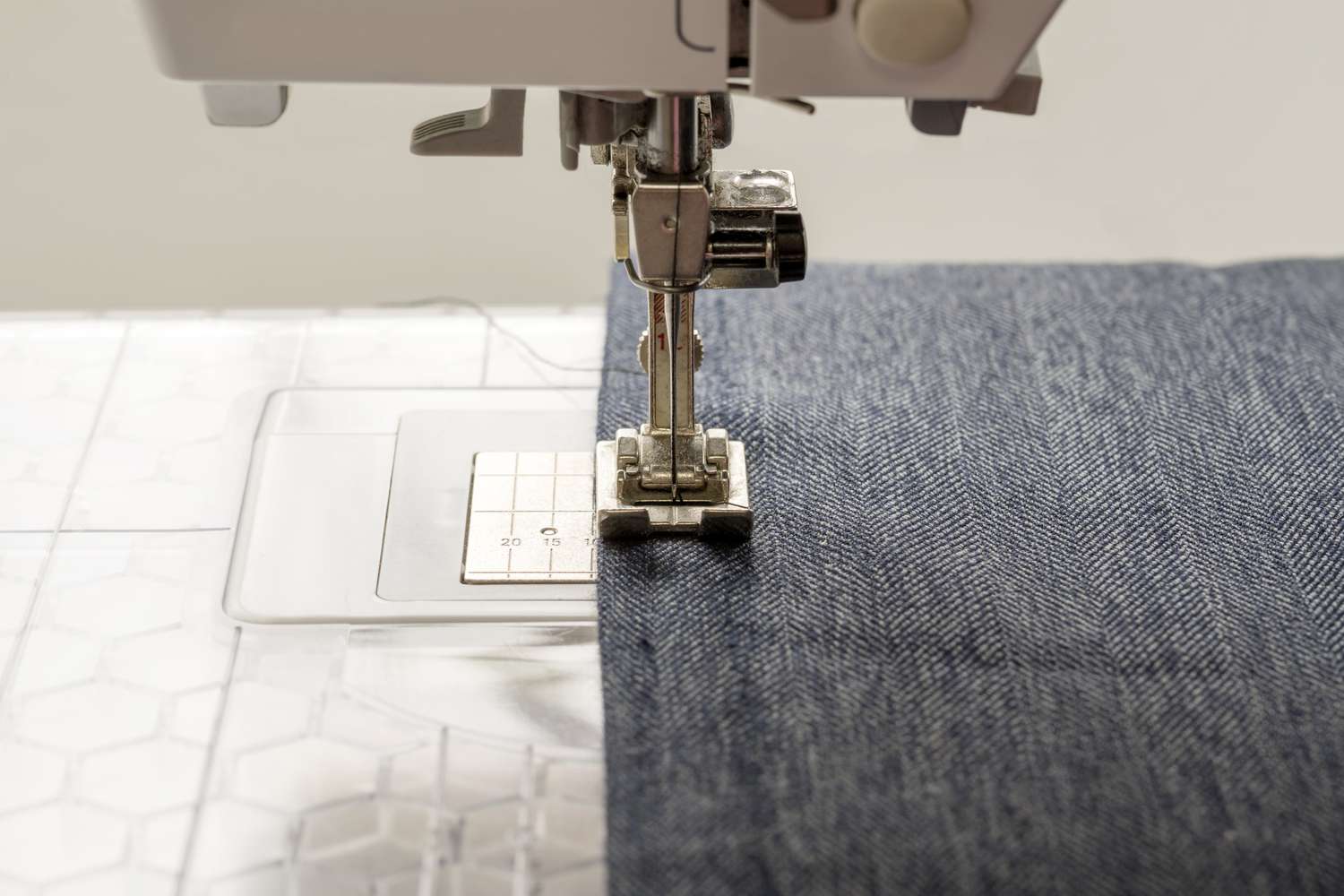 特写的纺织品在缝纫机缝合