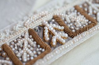 俄罗斯传统头饰用珍珠缝纫技术刺绣。