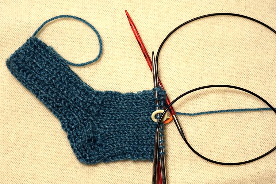 完成的脚趾蓝色针织袜子。