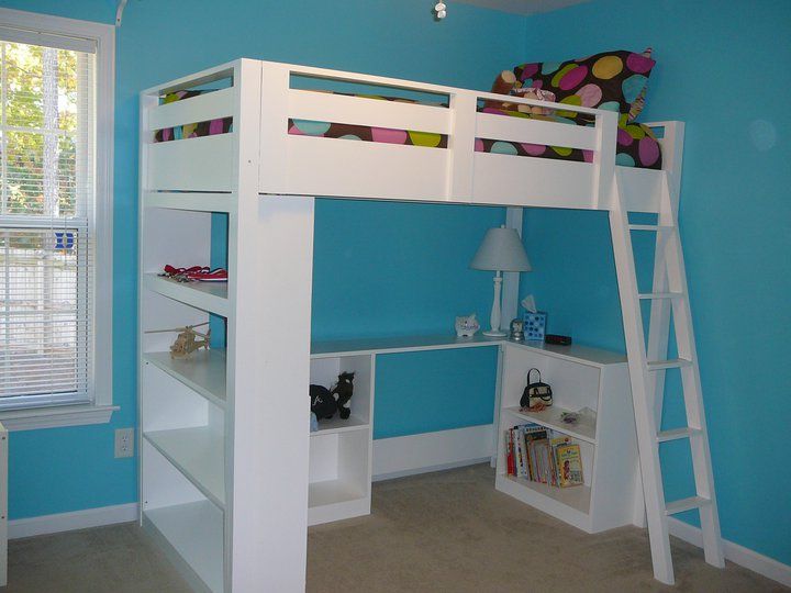 一张带书桌和书柜的高架床
