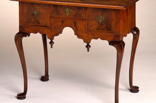 Queen Anne style dressing table with cabriole legs
