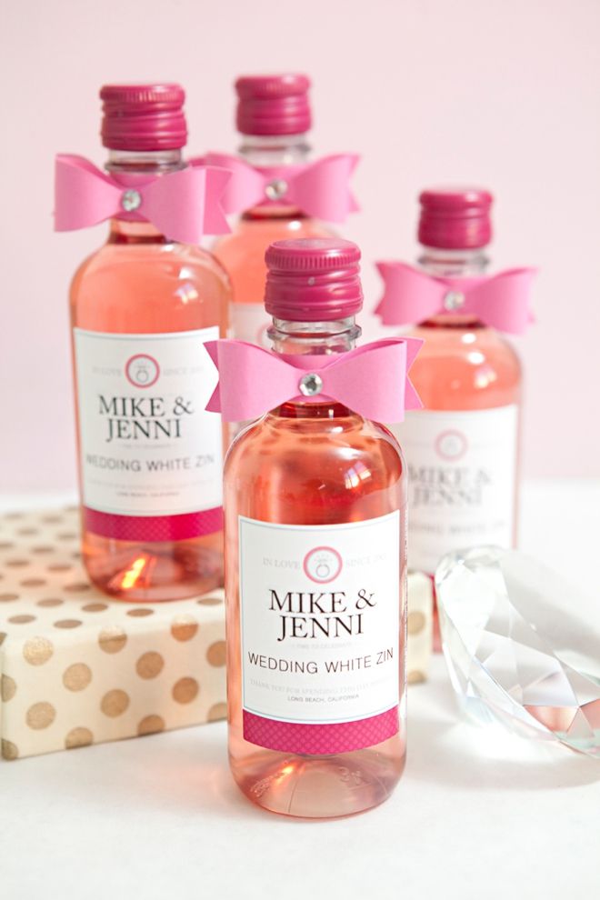 一组小酒瓶,自定义标签和粉红色的蝴蝶结。