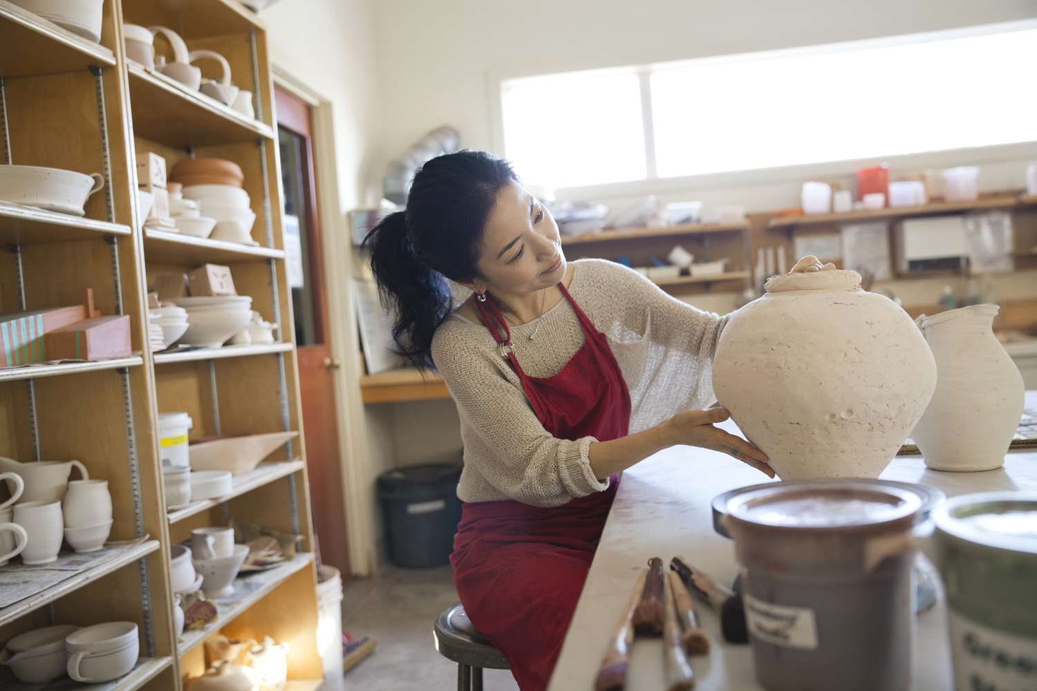 一个陶工在她的陶土工作室里制作花瓶