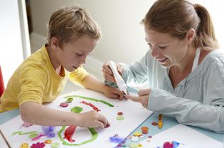 孩子正在和妈妈一起画画。