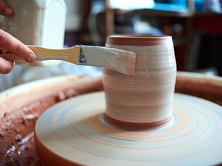 陶瓷的生产过程。应用釉刷上陶瓷制品。