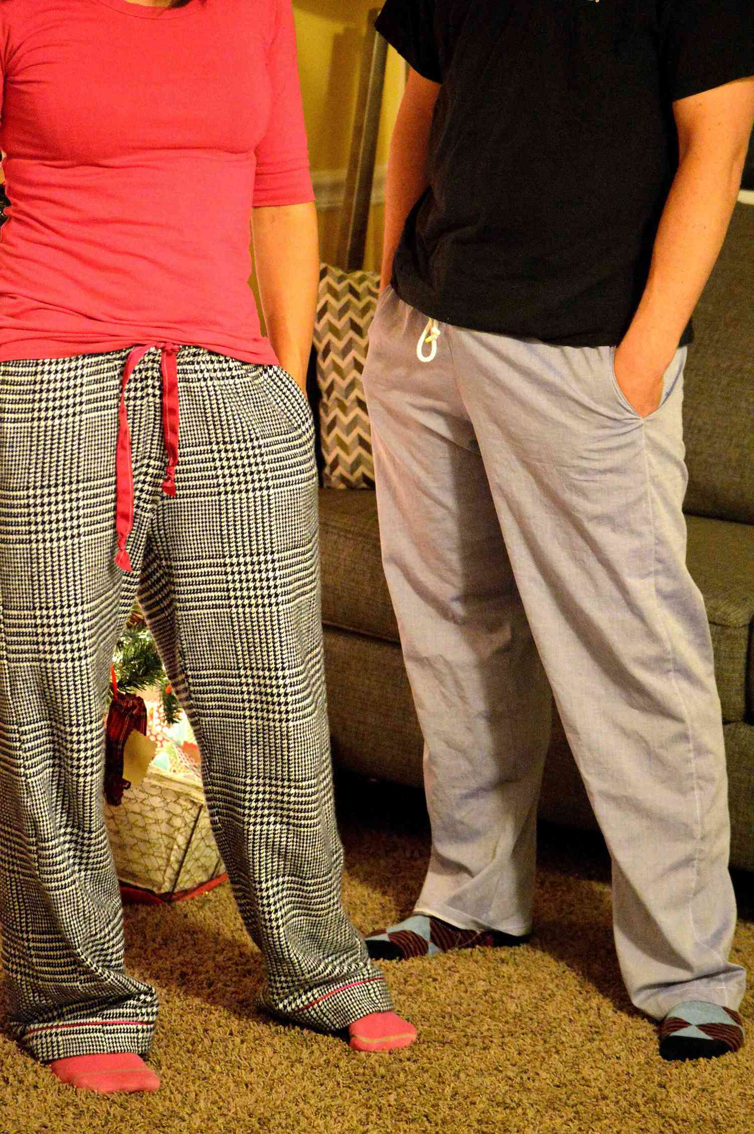 一个男人和一个女人穿着睡衣的裤子