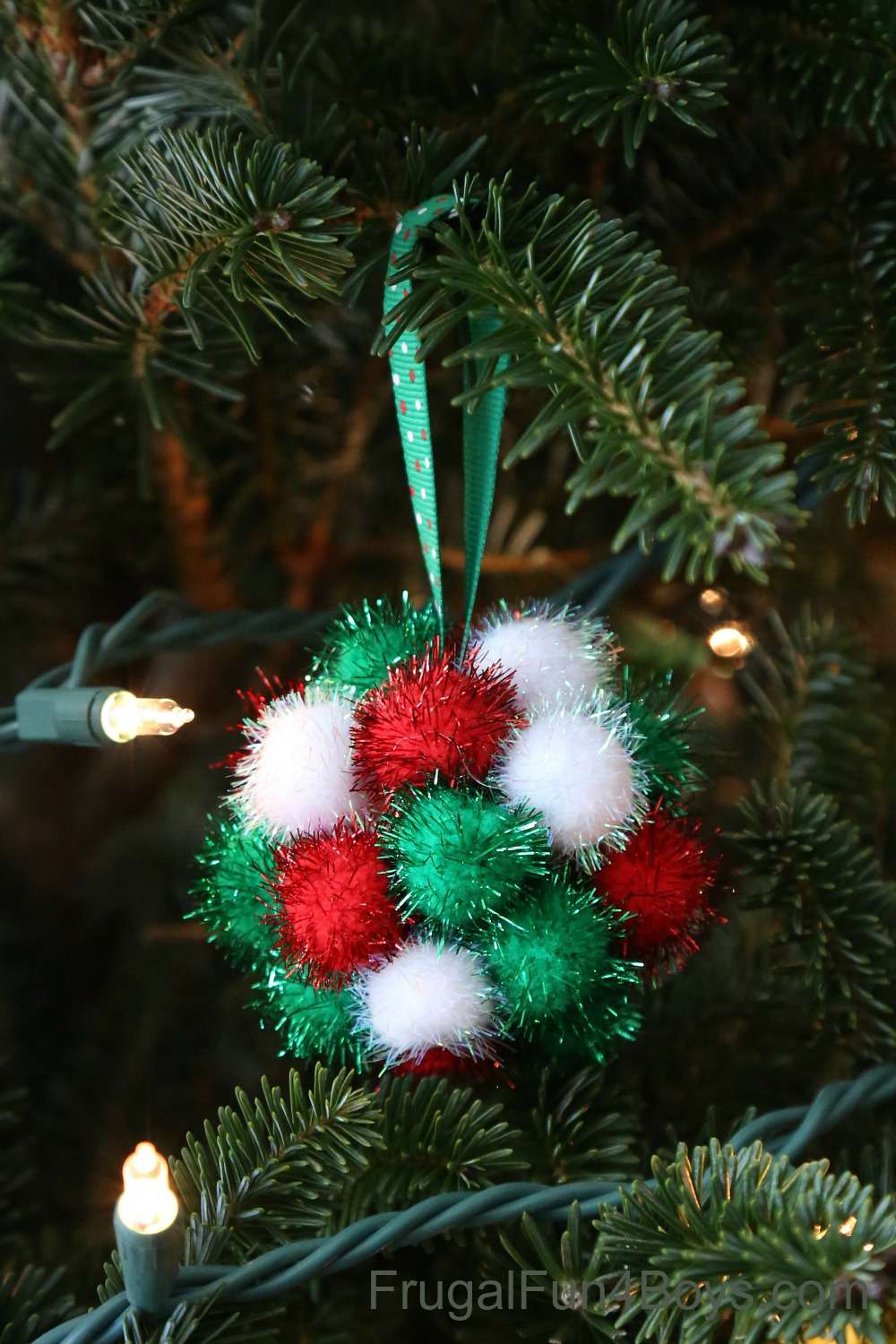为孩子们制作的闪闪发光的球圣诞装饰品