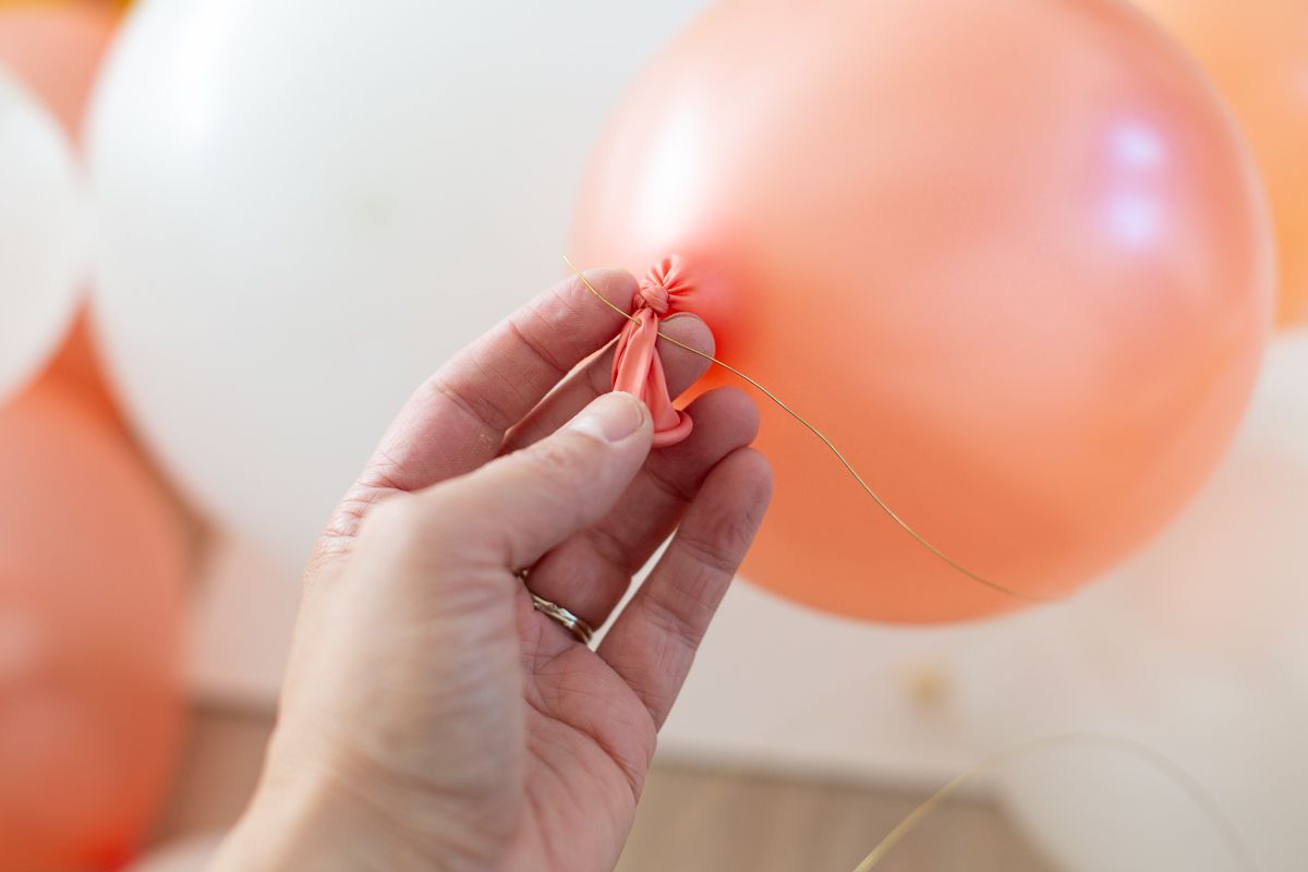 气球被绑在电线上作为气球花环