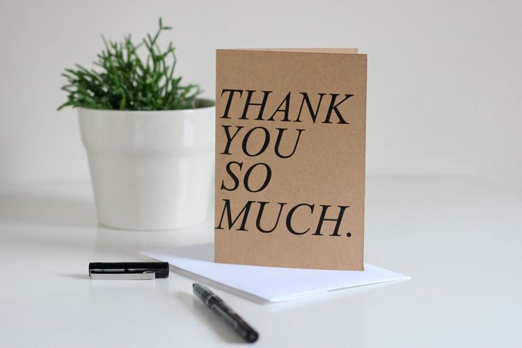 一张写着“非常感谢你”的卡片。笔直地坐在桌子上。