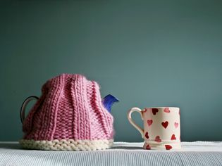 茶壶舒适和心脏的杯子