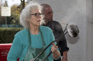玛丽Cargile工作她Obvara锅在乐烧陶器开火埃尔卡米诺基本高中,萨克拉门托,加利福尼亚州,2014年11月6日。