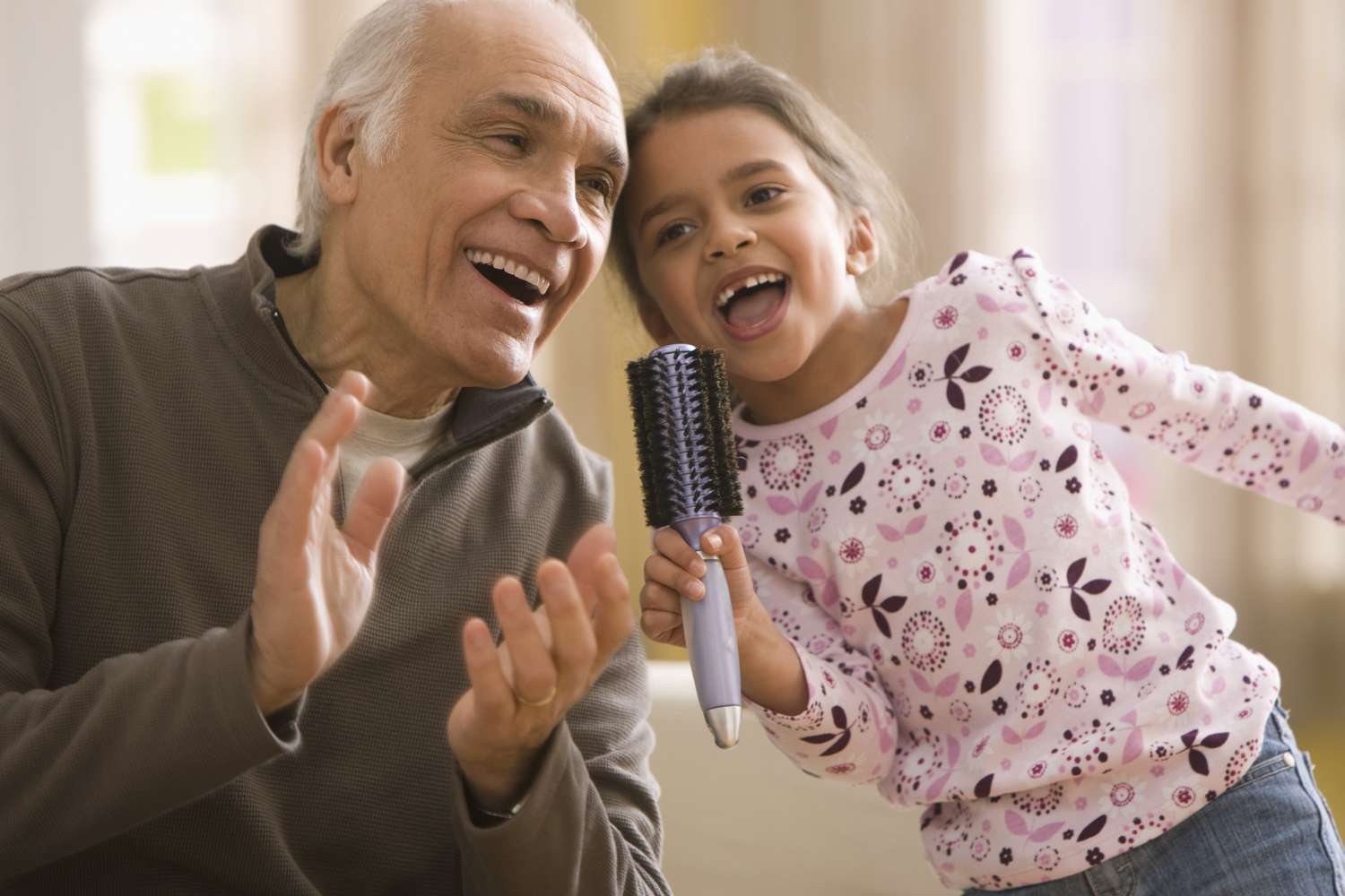 爷爷和孙女一起唱歌