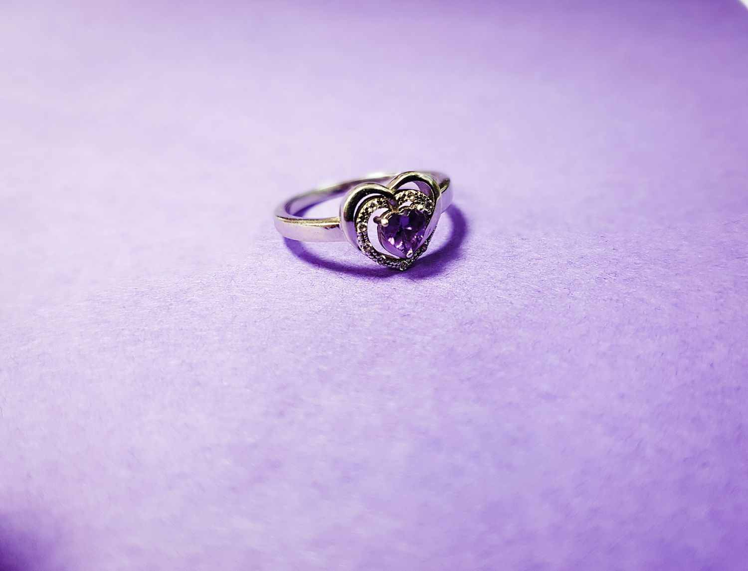 心形戒指在紫色的背景下