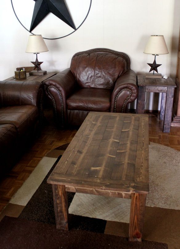 一个木制茶几与皮革客厅家具。