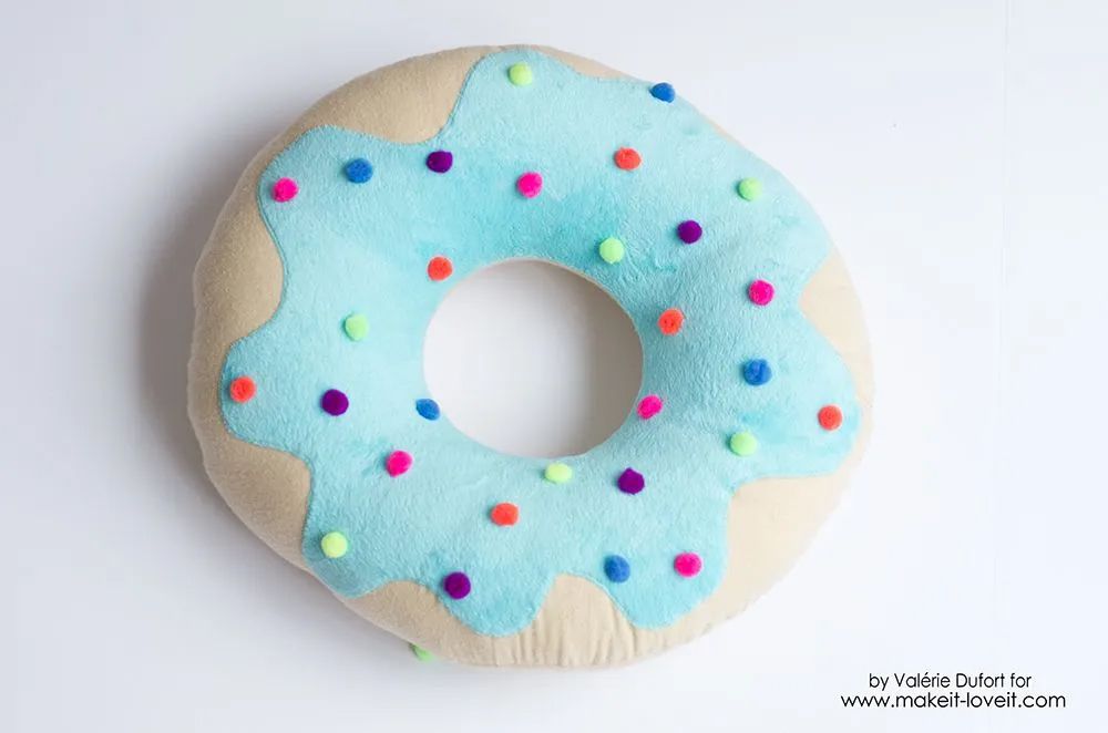 枕头的形状像一个甜甜圈