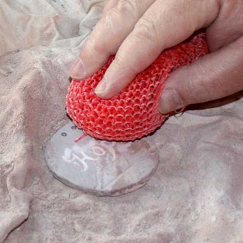 三岛设计采用圆形塑料冲刷垫。