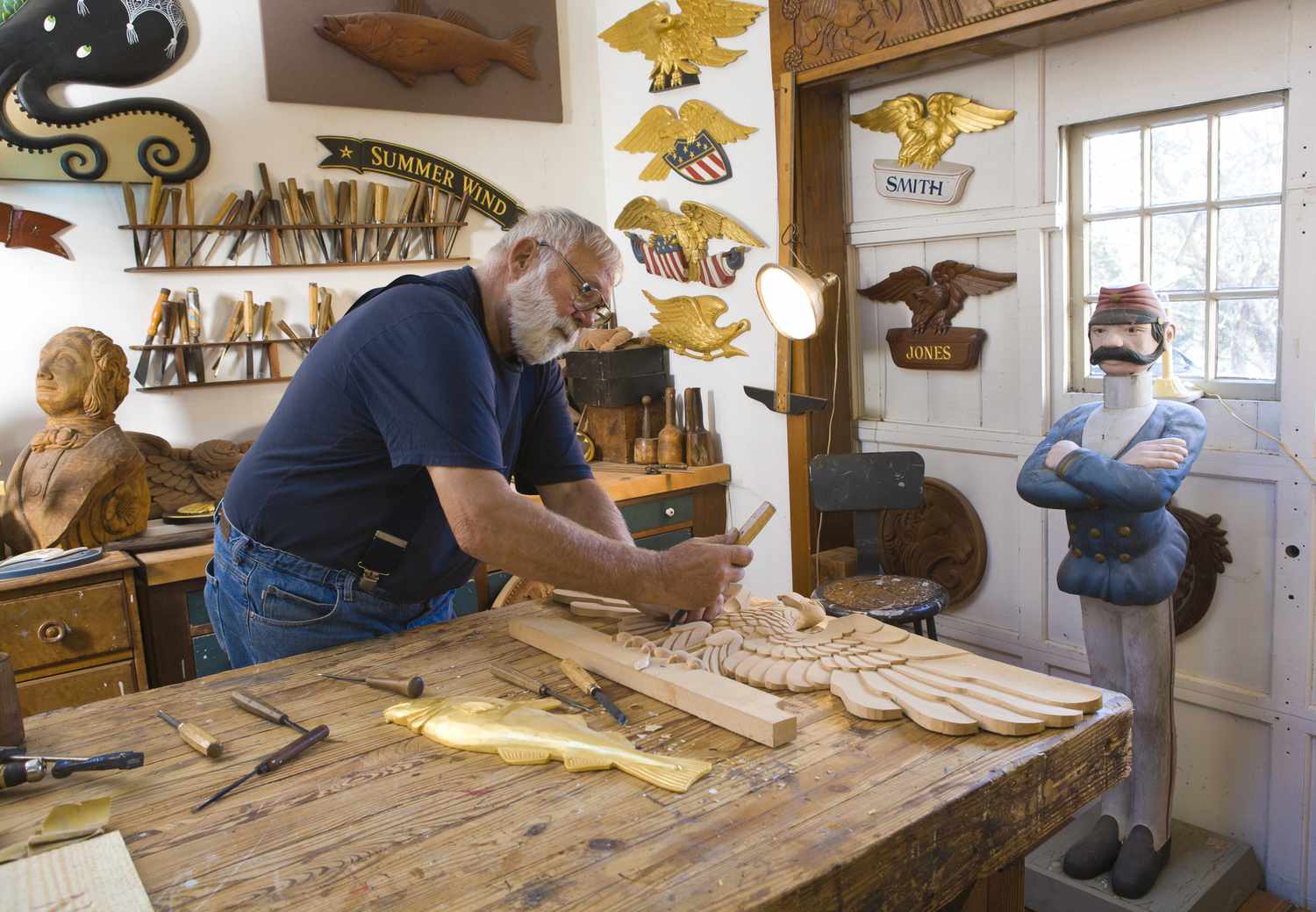 一个木雕艺人在店里工作