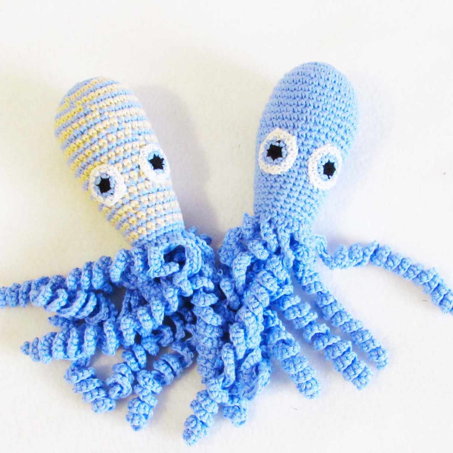 两个浅蓝色的钩针章鱼
