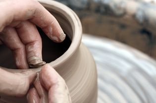 用手在陶轮上制作陶土容器