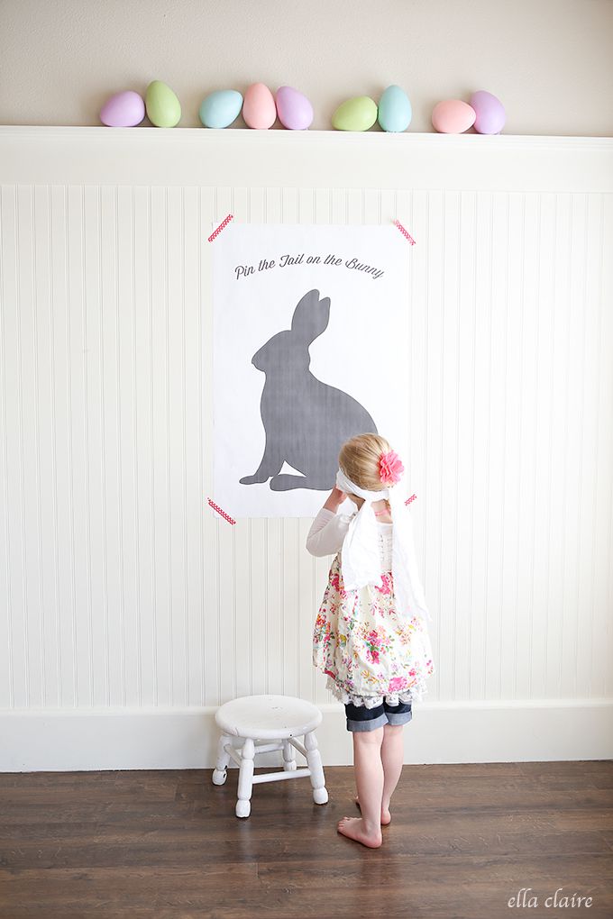 一个女孩在玩给兔子钉尾巴。
